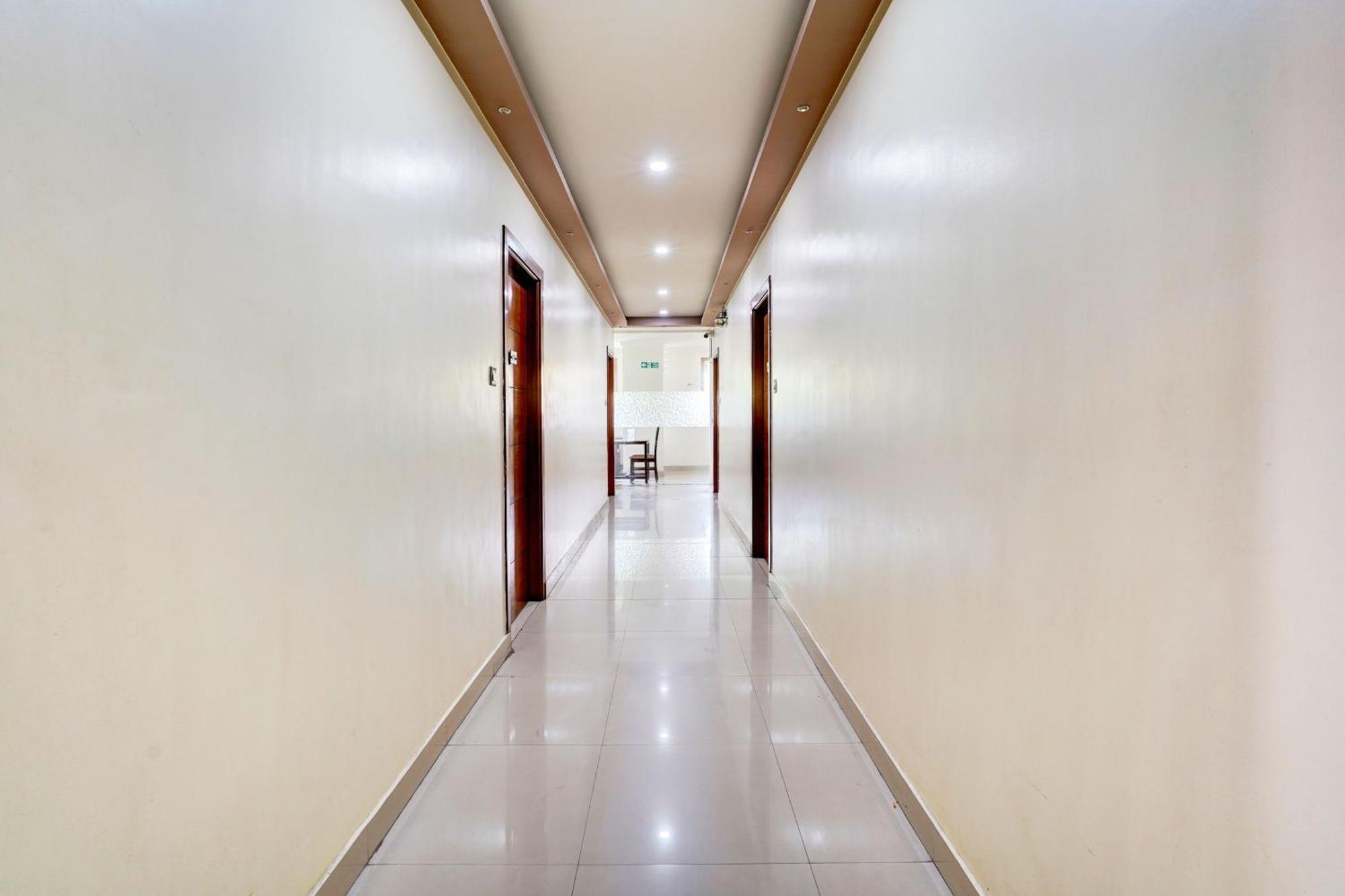 Super Townhouse Mg Road Near Commercial Street Bangalore Esterno foto